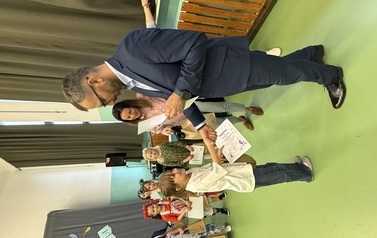 Laureaci IV Powiatowego Konkursu Recytatorskiego &bdquo;Pchła Szachrajka&rdquo; w kategorii I, podczas wręczania nagr&oacute;d przez organizator&oacute;w i jury.