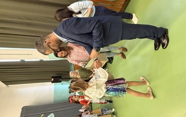 Laureaci IV Powiatowego Konkursu Recytatorskiego &bdquo;Pchła Szachrajka&rdquo; w kategorii I, podczas wręczania nagr&oacute;d przez organizator&oacute;w i jury.