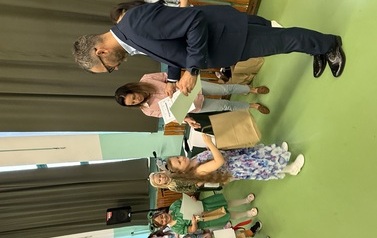 Laureaci IV Powiatowego Konkursu Recytatorskiego &bdquo;Pchła Szachrajka&rdquo; w kategorii I, podczas wręczania nagr&oacute;d przez organizator&oacute;w i jury.