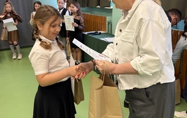 Laureaci IV Powiatowego Konkursu Recytatorskiego &bdquo;Pchła Szachrajka&rdquo; z kategorii II, podczas wręczania nagr&oacute;d przez panią dyrektor SP6 .