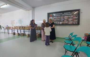 Pani Dyrektor Jadwiga Sikorska wręcza nagrody laureatom. 