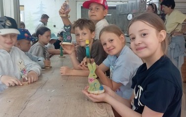 Uczniowie klasy 2c poznający spos&oacute;b powstawania drewnianych zabawek na wycieczce w Bolimowie. 