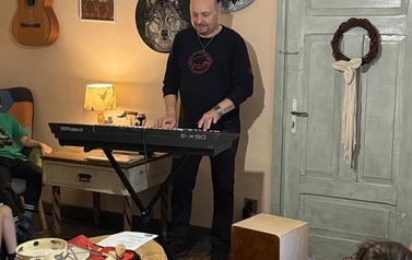 Warsztaty muzyczne w kt&oacute;rych wzięły udział dzieci z SP6 podczas wycieczki do Granicy &bdquo;Domu Pracy Tw&oacute;rczej&rdquo;. 