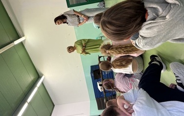 Pani pedagog i pani psycholog prowadzące warsztaty klas 2 i 3 - &bdquo;Przemoc koleżeńska&rdquo;.