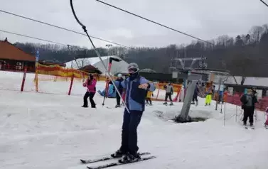 uczniowie i instruktorzy na wyciągu orczykowym