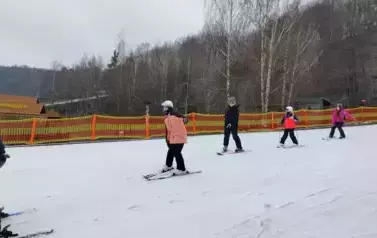 uczniowie i instruktorzy na wyciągu orczykowym
