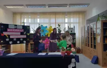  wręczanie nagrody za I miejsce w kategorii klas 2.jpg