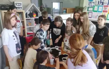 Uczniowie kl 4, 5 i 6 sieją szpinak na lekcji