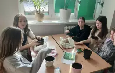 Uczniowie kl 4, 5 i 6 sieją szpinak na lekcji