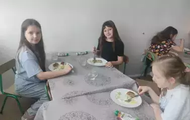 Szpinakowe frykadelki na szkolnej stoł&oacute;wce