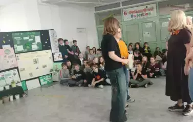 Uroczyste wręczenie nagr&oacute;d zwycięzcom konkurs&oacute;w przez Panią Dyrektor i przez Panie z Rady Rodzic&oacute;w SP 6
