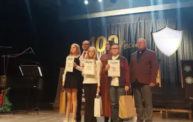 Laureaci konkursu &bdquo;Mali poeci piszą wiersze o Fryderyku Chopinie&rdquo; Wiktoria Nitek i Bartek Orlik podczas wręczenia nagr&oacute;d w Szkole Podstawowej nr 7 w Sochaczewie. 