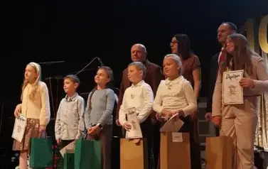 Na scenie wśr&oacute;d laureat&oacute;w konkursu plastycznego &bdquo;Inspiracje muzyką Fryderyka Chopina&rdquo; uczennica klasy 2a - Veronika Diachenko. 