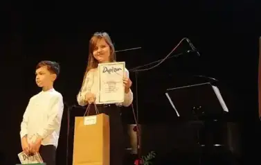 Na scenie Maria Szułczyńska z klasy 3d podczas rozstrzygnięcia konkursu &bdquo;Mali poeci piszą list do Fryderyka Chopina&rdquo;. 