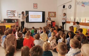 Dzieci z klas 0-3,  na spotkaniu z panią Dagmarą i jej synem Antkiem, dotyczącym niepełnosprawności słuchu. 