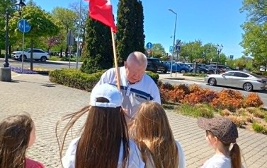 Pan trzyma flagę Polski