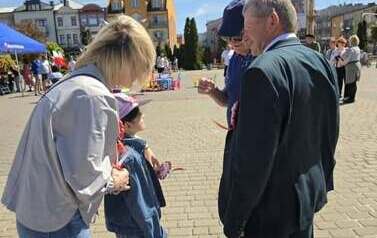 mama z c&oacute;rką rozdają kotyliony