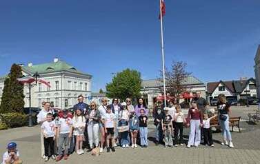 Uczniowie szkoły SP6 w Sochaczewie wraz z rodzicami, wychowawcami