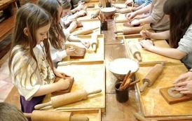 Uczniwie wykonują pierniki w Toruniu.