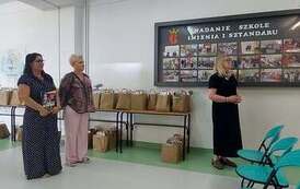  Pani Dyrektor Szkoły Jadwiga Sikorska przemawia do laureat&oacute;w konkursu oraz ich opiekun&oacute;w 