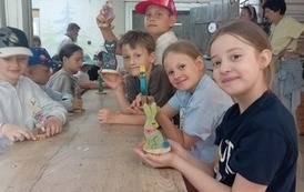 Uczniowie klasy 2c poznający spos&oacute;b powstawania drewnianych zabawek na wycieczce w Bolimowie. 