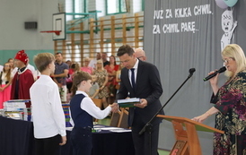 Pan Arkadiusz Karaś - wiceprzewodniczący Rady Miasta wrecza nagrody uczniom.