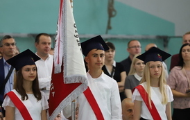 Poczet sztandarowy ze sztandarem Szkoły.