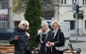 Nauczyciele SP 6 w czasie obchod&oacute;w Świeta Niepodległości.