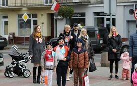 Uczniowie i rodzice w czasie obchod&oacute;w Świeta Niepodległości.