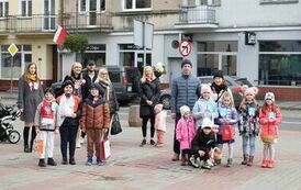 Uczniowie i rodzice w czasie obchod&oacute;w Świeta Niepodległości.