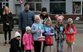 Uczniowie i rodziceSP 6 w czasie obchod&oacute;w Świeta Niepodległości.