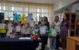  Pani Dyrektor Jadwiga Sikorska z laureatami  na uroczystości rozdania nagr&oacute;d