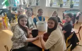 Uczniowie kl 4, 5 i 6 sieją szpinak na lekcji