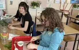 Uczniowie klasy si&oacute;dmej przeprowadzają eksperyment &quot;Barwniki roślinne w szpinaku&quot; metodą chromatografii