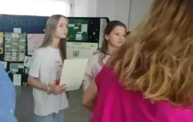 Uroczyste wręczenie nagr&oacute;d zwycięzcom konkurs&oacute;w przez Panią Dyrektor i przez Panie z Rady Rodzic&oacute;w SP 6