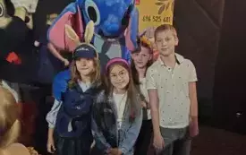 Na zdjęcie znajdują się laureaci konkursu z naszej szkoły wraz ze STICH-em