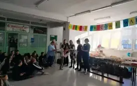 Pani Dyrektor oraz mamy  z Rady Rodzic&oacute;w wręczają nagrody uczniom za udział w konkursach