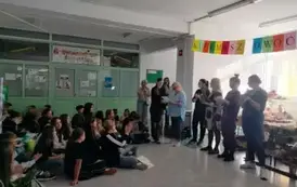 Pani Dyrektor oraz mamy  z Rady Rodzic&oacute;w wręczają nagrody uczniom za udział w konkursach