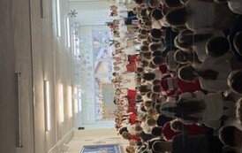 Uczniowie klasy 1c i 1d podczas Szkolnego Kolędowania 2025r. 