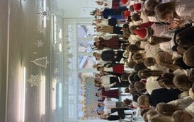 Uczniowie klasy 3d śpiewający kolędę &bdquo;Przybierzeli do Betlejem&rdquo;. 