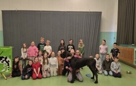 Uczniowie klasy 3d podczas zajęć dogoterapii wraz z psem Diorem i jego trenerką panią Agnieszką. 