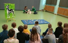 Uczniowie klasy 3b podczas zajęć z psem rasy Owczarek Podhalański. 