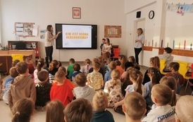 Dzieci z klas 0-3,  na spotkaniu z panią Dagmarą i jej synem Antkiem, dotyczącym niepełnosprawności słuchu. 