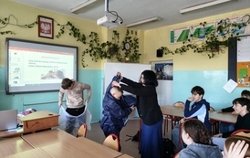 uczniowie przymierzają str&oacute;j ochronny