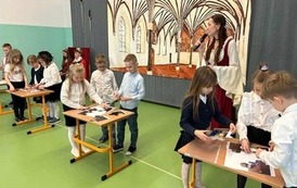 Układanie puzzli przedstawiających Kr&oacute;la Władysława Jagiełłę, Kr&oacute;lową Jadwigę i Bitwę pod Grunwaldem.