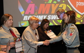 Pani Joanna Adamiak odbiera podziękowanie od Sztabu WOŚP