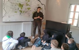 Uczniowie zwiedzają Muzeum Puszczy Kampinoskiej