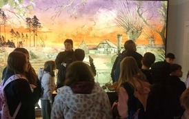 Uczniowie zwiedzają Muzeum Puszczy Kampinoskiej