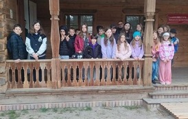 Uczniowie zwiedzają Muzeum Puszczy Kampinoskiej
