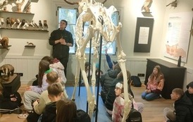 Uczniowie zwiedzają Muzeum Puszczy Kampinoskiej